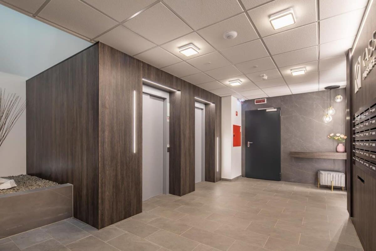 Apartment Brand New With Garage *